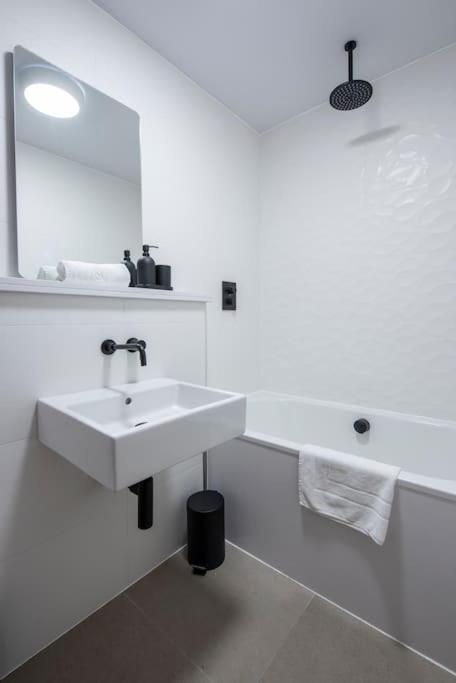 Free Parking - Roof Terrace - Luxury Townhouse Hébergement de vacances